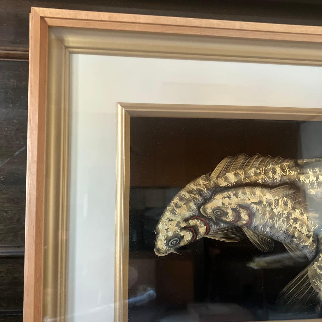 日本画。双鯉の漆絵。小西啓介作。木製フレーム付き