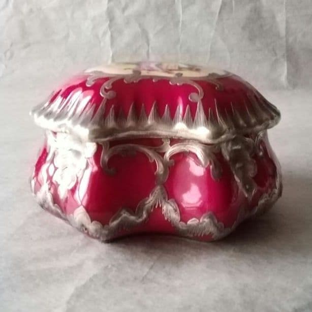 逸品　銀巻き　銀巻朱地貴族図蓋物　リモージュ　手描　薔薇色　宝石箱　アンティーク