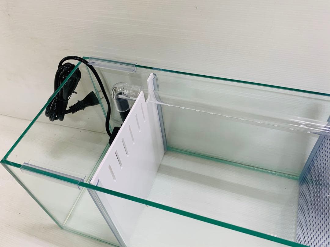 ラスト1台 オールガラス特注600×200×200 2室水槽 パンチング仕切り