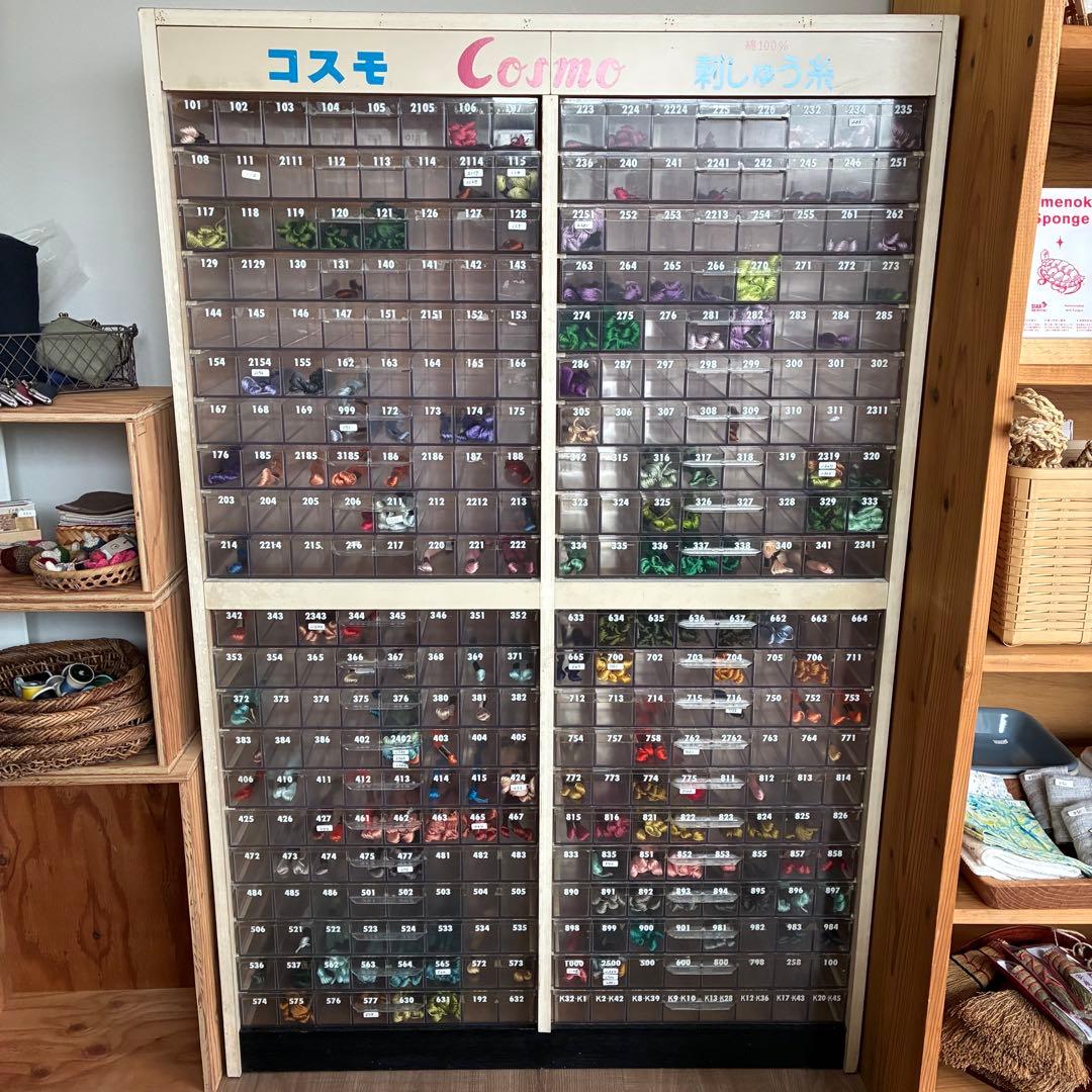 刺繍糸棚 什器 昭和レトロ COSMO 刺繍糸付き - メルカリ