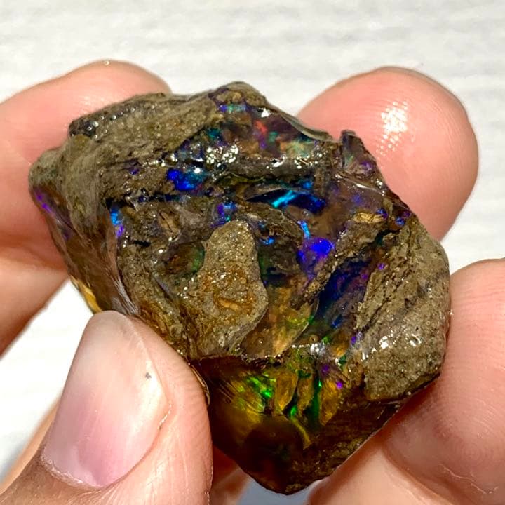 母岩の隙間に光り輝くオパール原石100ct/鉱物標本 母岩の隙間に光り輝くオパール原石100ct/鉱物標本