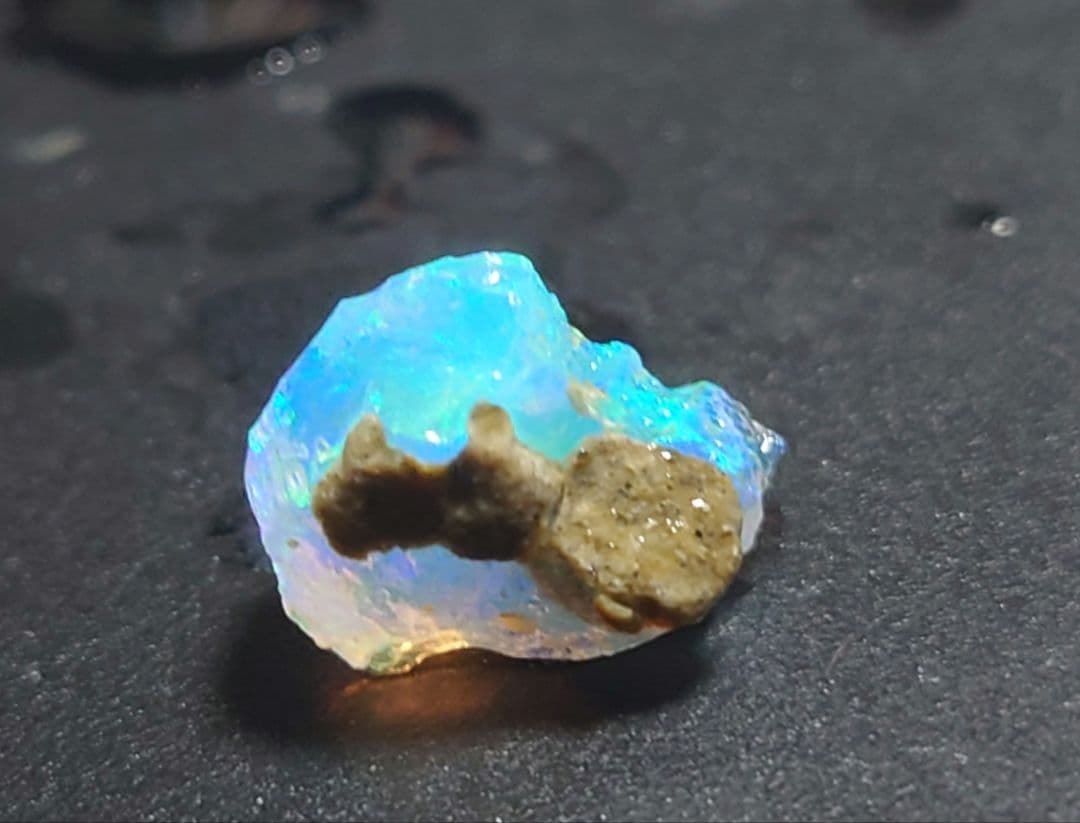 エチオピアウェロ産 チョーク オパール 鉱物標本 原石 虹色 美術品