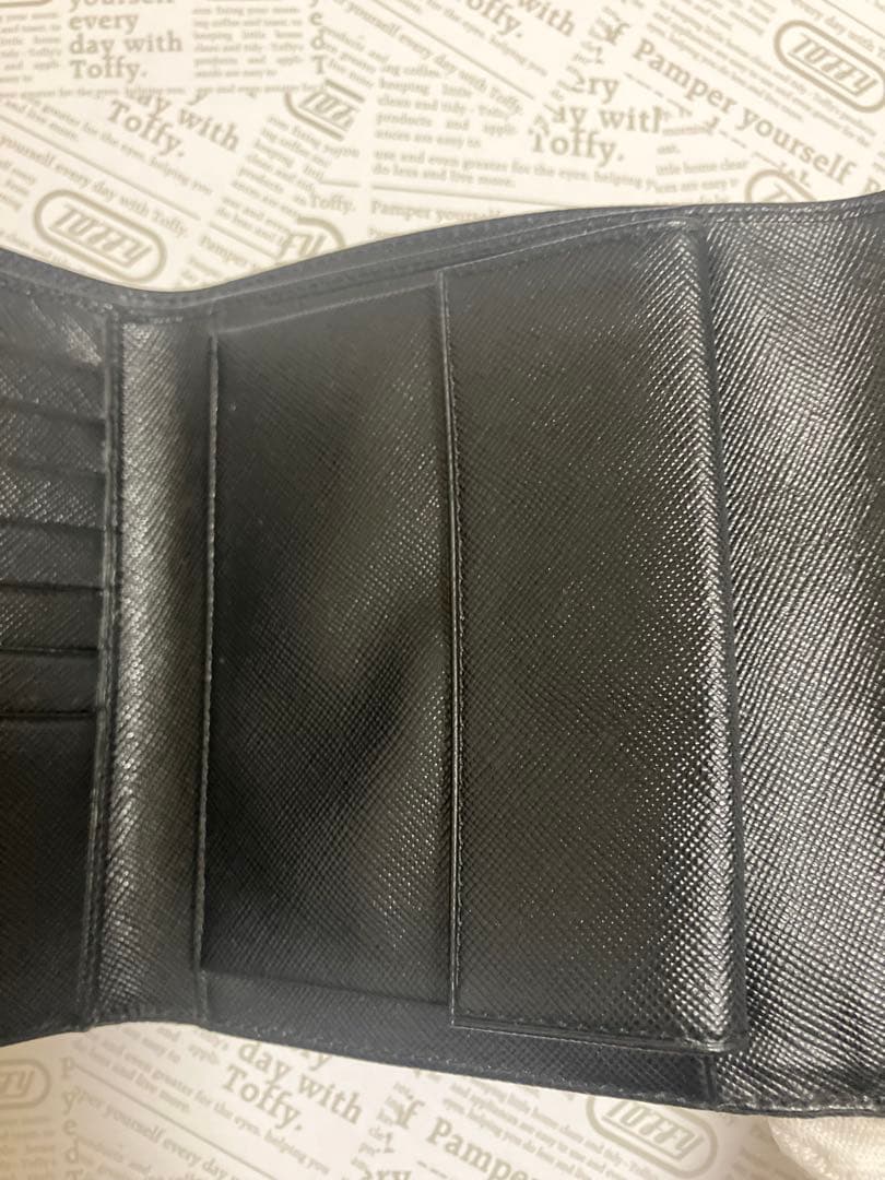 プラダ　折り財布　ブラック　テスート
