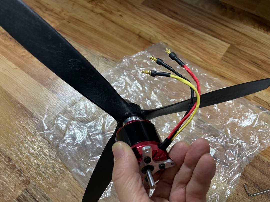 大型機引き込み脚PC-7スケール機　未開封撮影開封購入時のモーターペラおまけ付