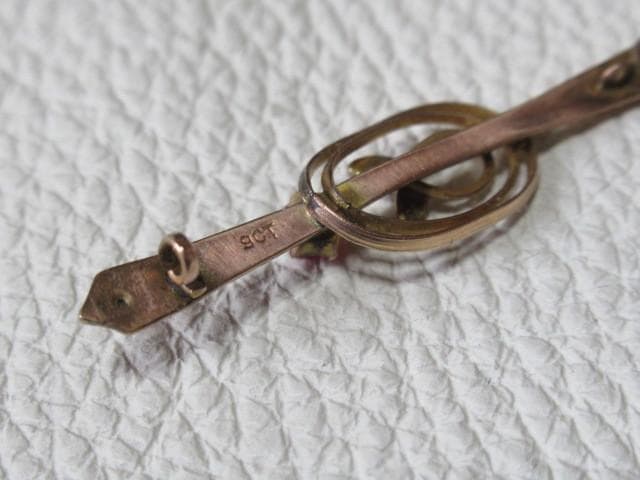 ◇1800年代 英国製！K9ピンクゴールド9金 ルビーとメレダイヤ2個 ブローチ