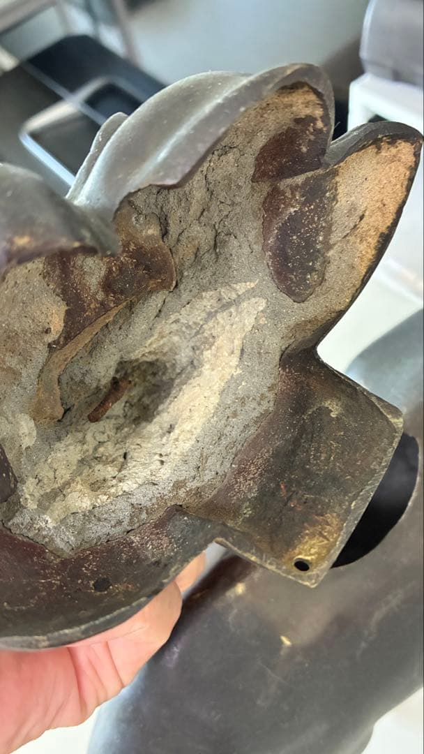 銅器牛に乗る人物像