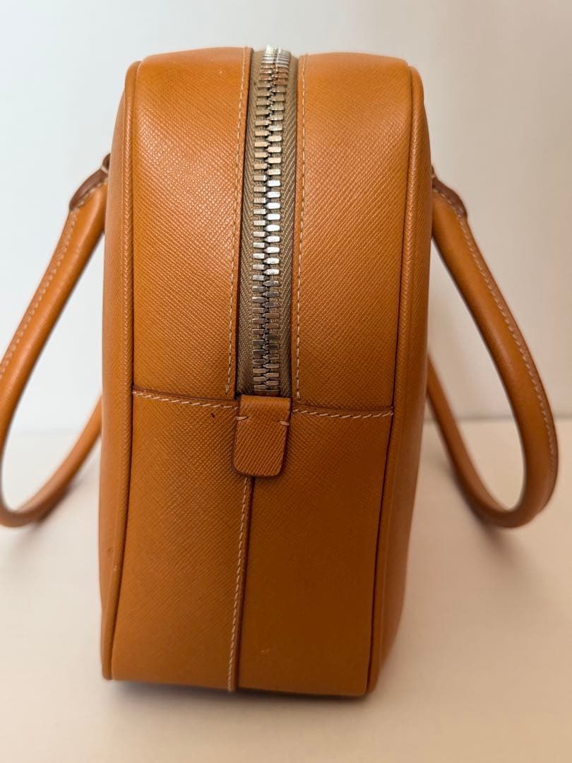 新品未使用　プラダ　ハンドバッグ キャメル　ベージュ　サフィアノ　型押　シンプル