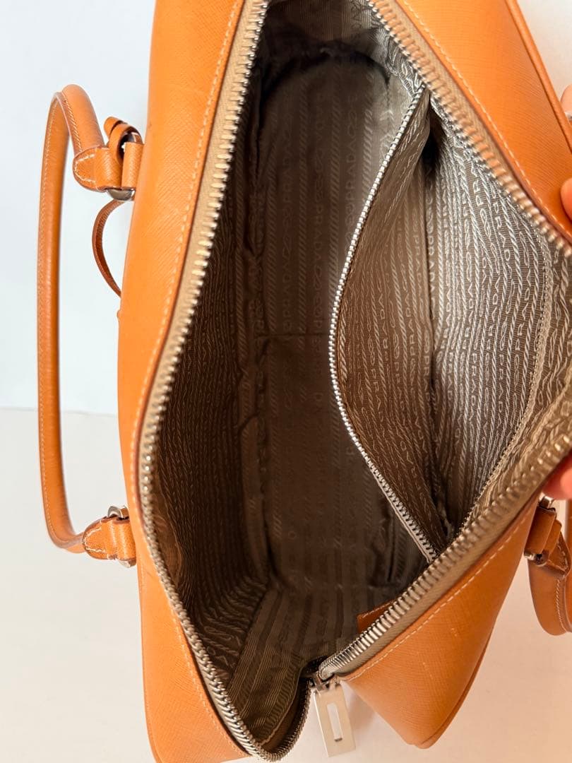 新品未使用　プラダ　ハンドバッグ キャメル　ベージュ　サフィアノ　型押　シンプル