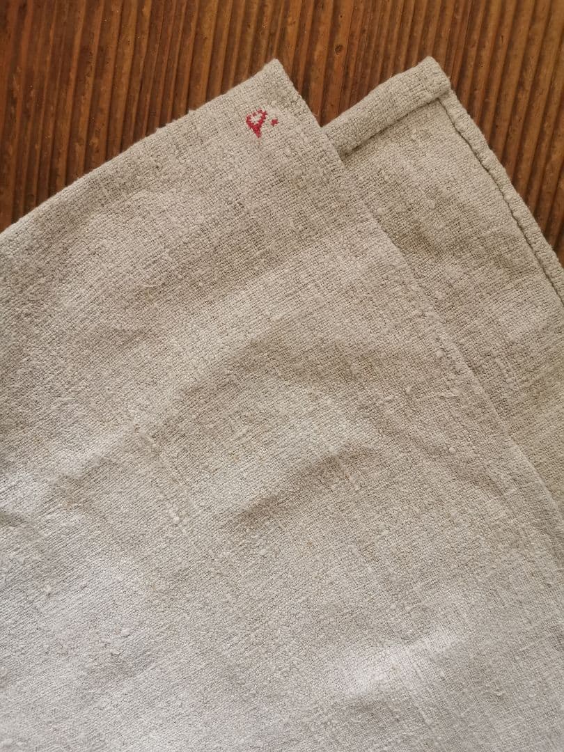 アンティーク ホームスパン ラスティックリネン イニシャルP赤糸刺繍