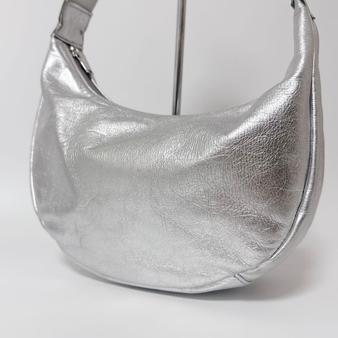 【人気商品】russet ショルダーバッグ　シルバー　ラウンドショルダー　レザー