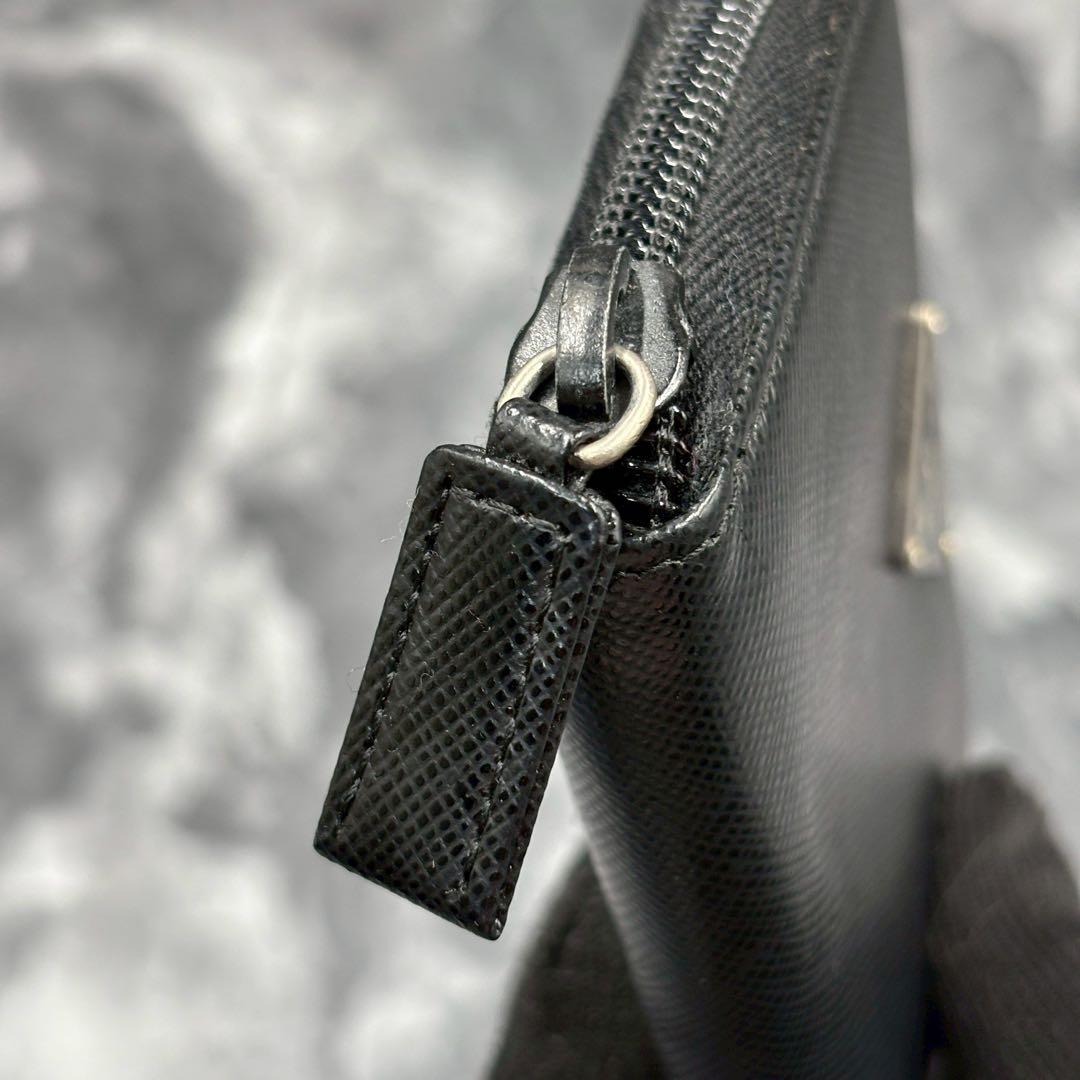 ✨極美品✨ PRADA ケース サフィアーノレザー ラウンド 三角 黒