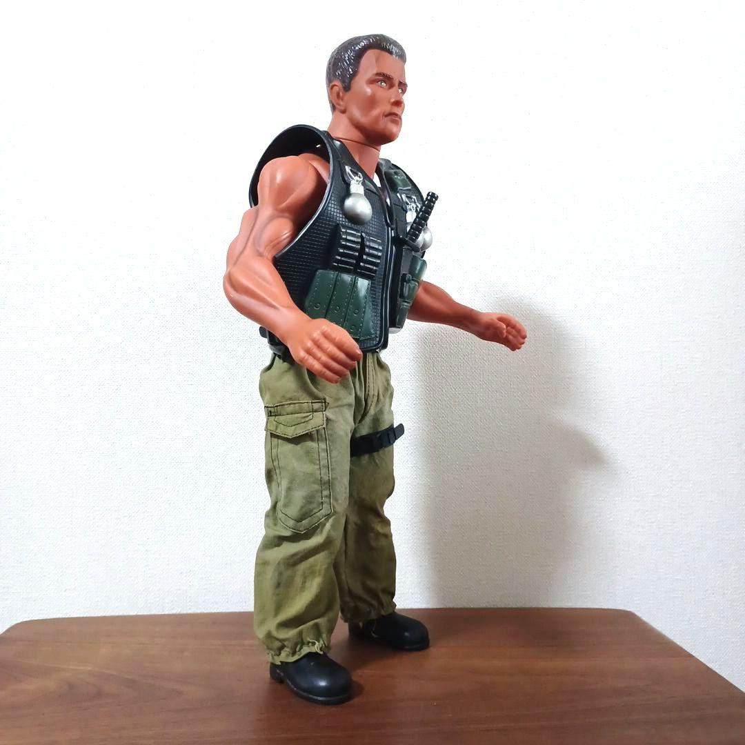 映画「コマンド―」アーノルド・シュワルツェネッガー演　可動式フィギュア