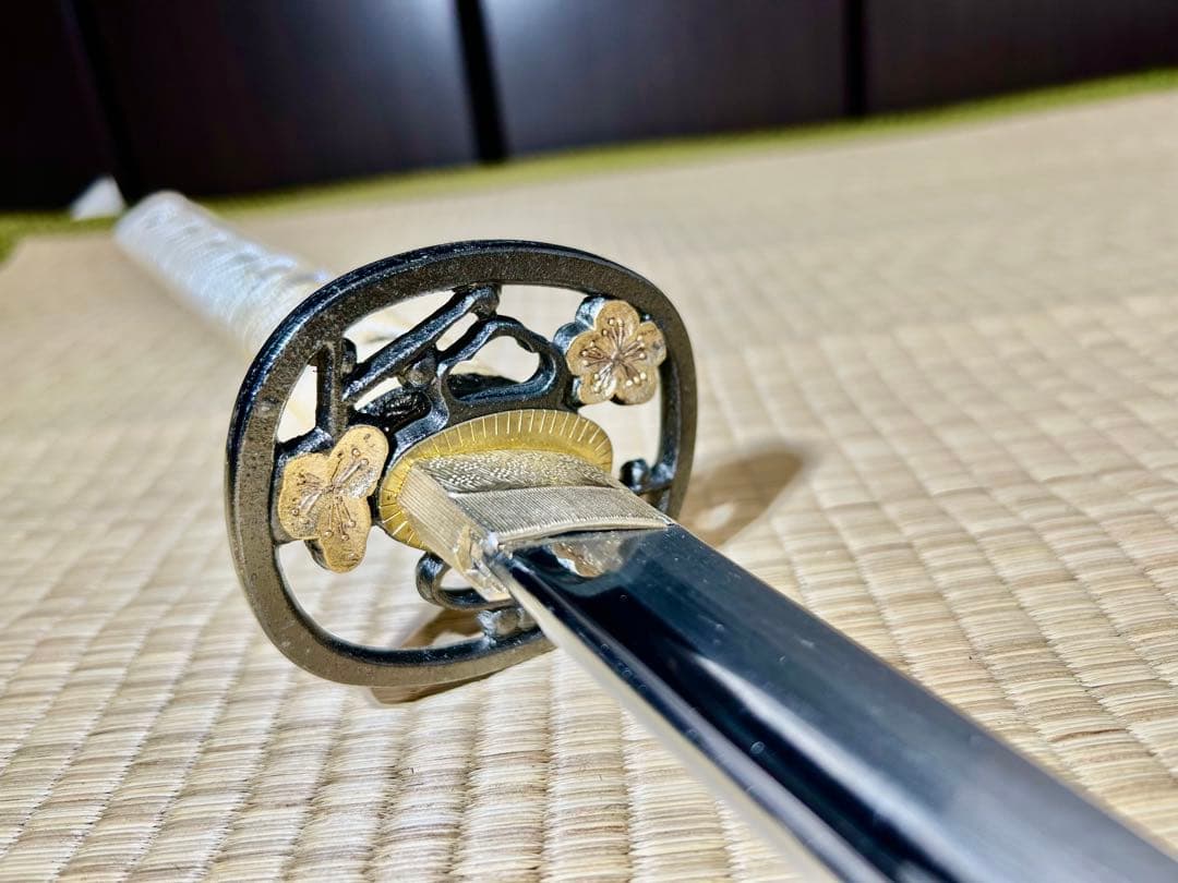 模造刀 太刀　※刀身に樋があり、鍔に花模様のある刀！