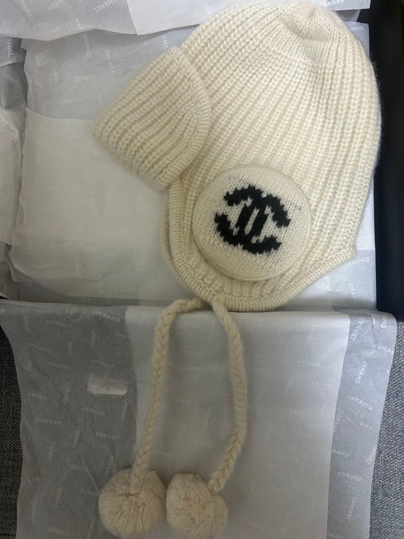 正規品　CHANEL ニット帽　ビーニー　ポンポン　シャネル 入手困難！ポンポン付きがキュート♪【CHANEL】ロゴニット帽 (CHANEL