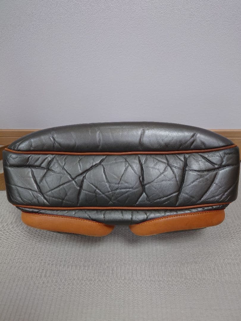 ハンティングワールド【希少】 ショルダーバッグ バチュー・クロス