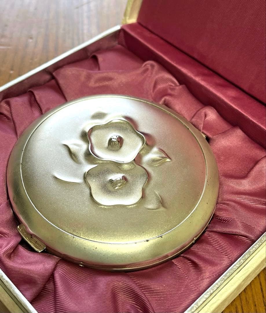 1972 年 資生堂花椿会 ハイプリオール 記念品シルバーコンパクト 非売品