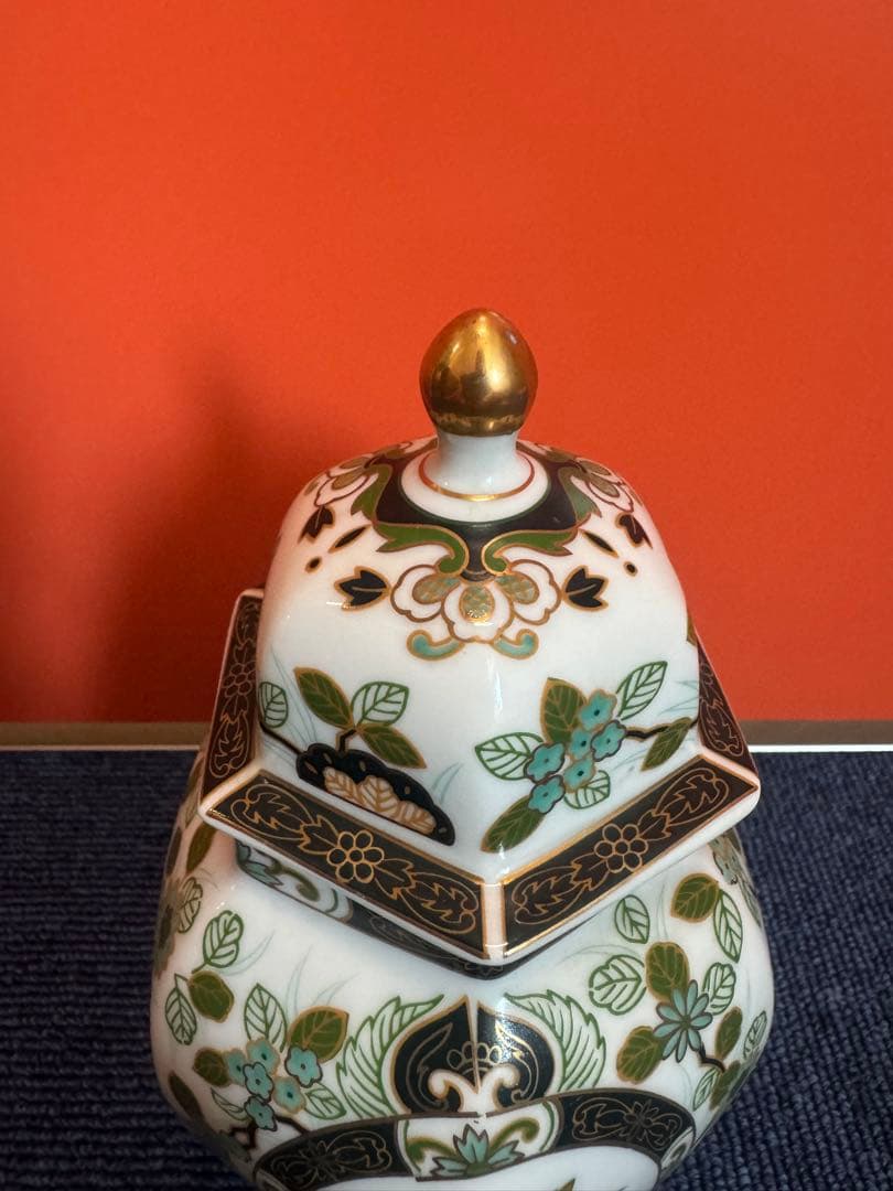 2028 有田焼 前山陶器 染錦山 庫山窯 金ラインの花柄模様 六角飾り壺の