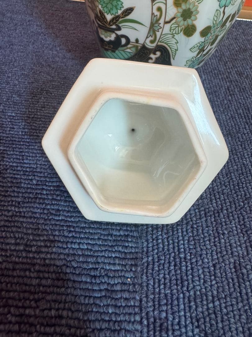 2028 有田焼 前山陶器 染錦山 庫山窯 金ラインの花柄模様 六角飾り壺の