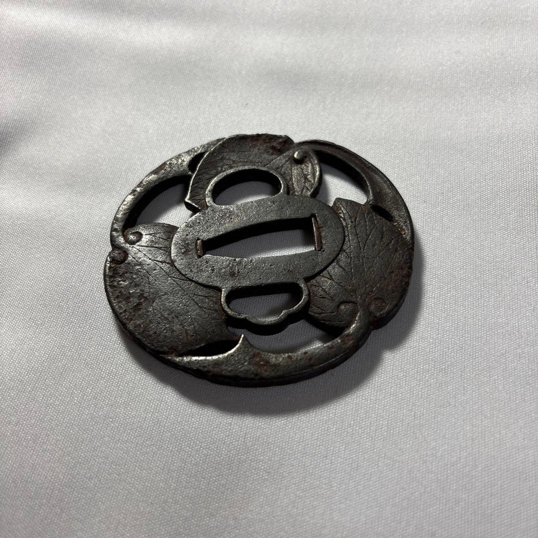 葉模様の鉄製鍔　越前住記内作　葵　葉　三つ葉葵