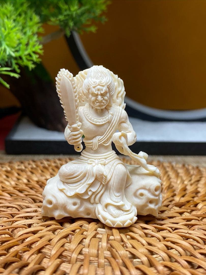 天然マンモス牙美しい手作り彫刻 不動明王 小さいな置物