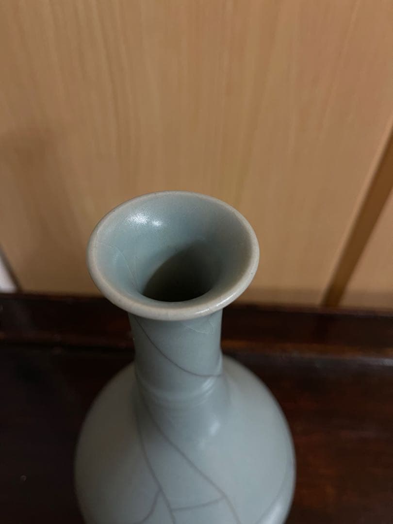 青緑色の陶器製細長い瓶 青磁花瓶 花生 花道具