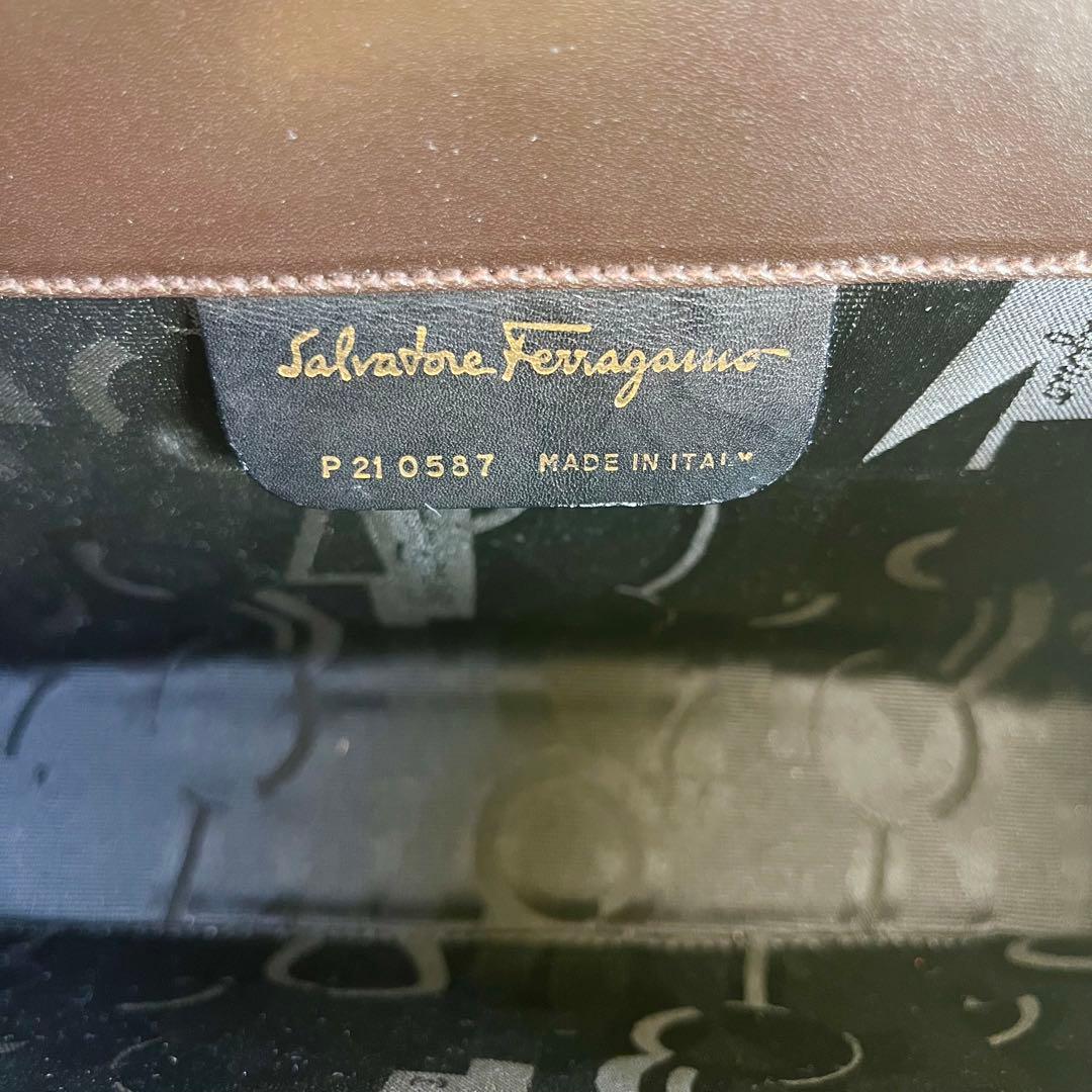 サルヴァトーレフェラガモ ガンチーニ チェーン　ショルダーバッグ ブラック