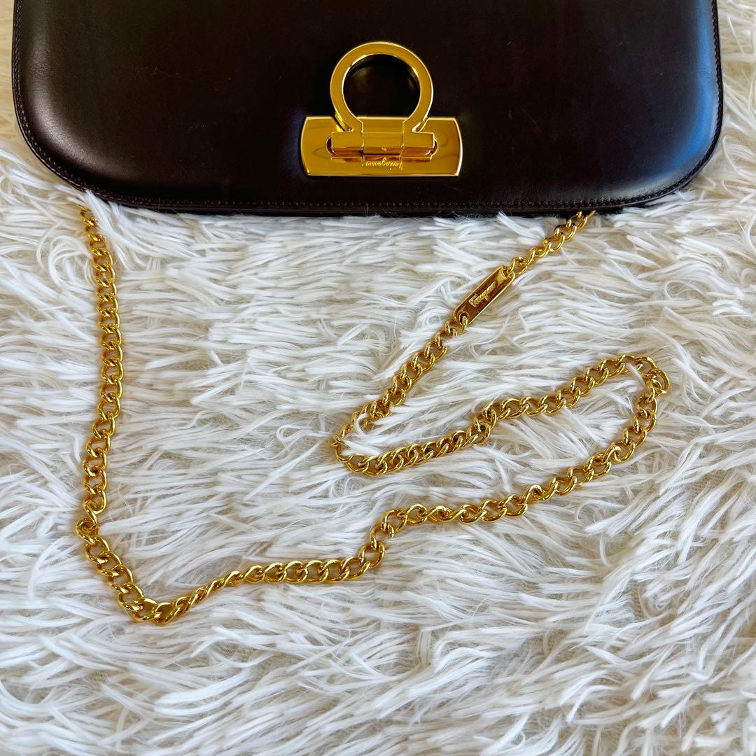 サルヴァトーレフェラガモ ガンチーニ チェーン　ショルダーバッグ ブラック