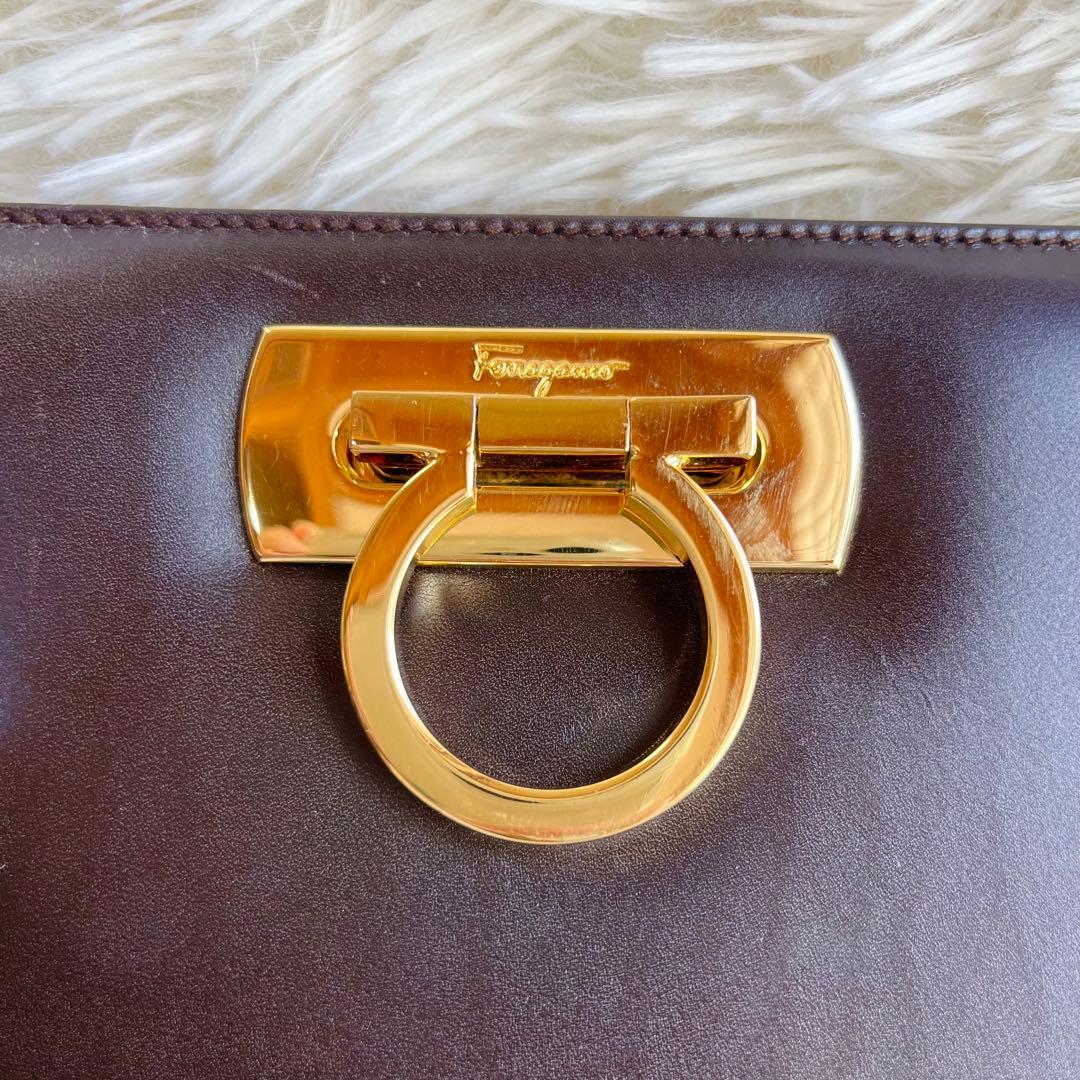 サルヴァトーレフェラガモ ガンチーニ チェーン　ショルダーバッグ ブラック