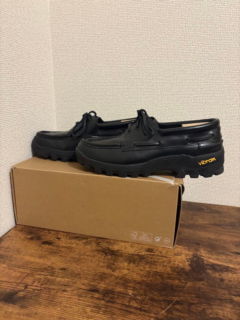 ZARA×VIBRAM® レザーデッキシューズ