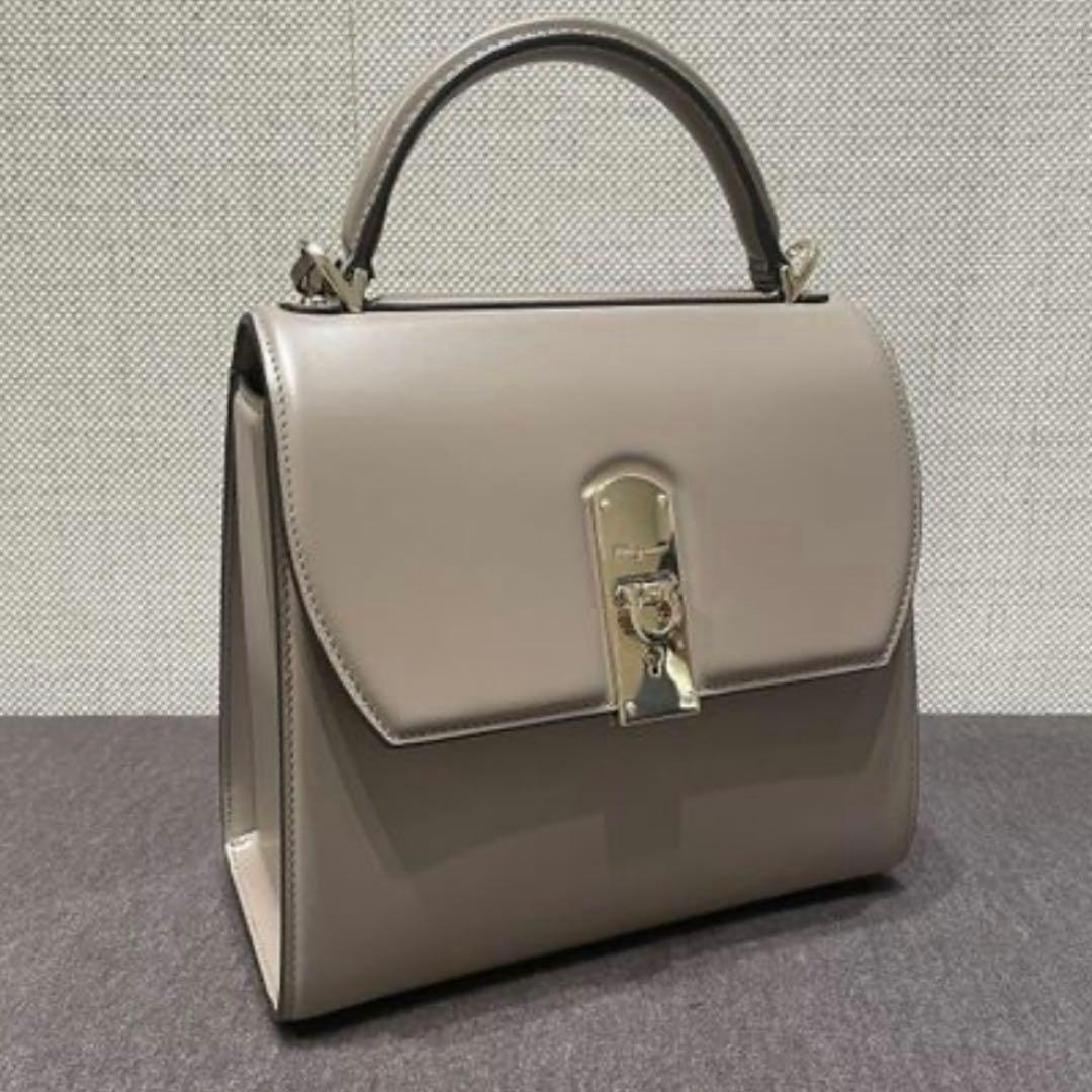 発*ら様 【美品】フェラガモ　ハンドバッグ BOX7 M