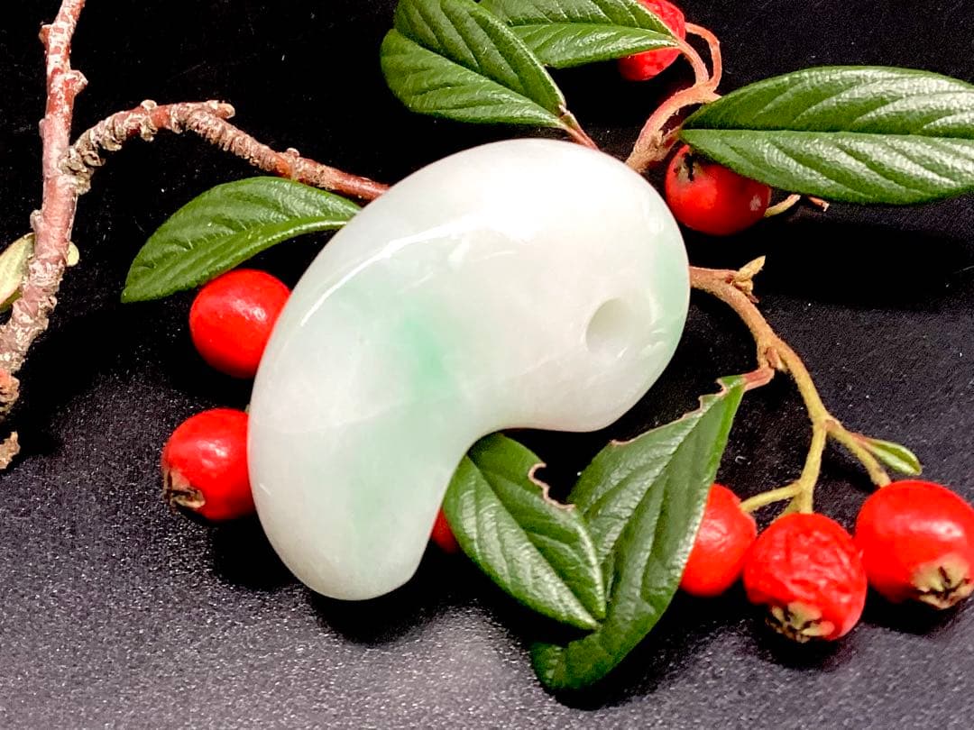 ✳premiumシリーズ*糸魚川翡翠勾玉 一生物の守護石 再結晶線入り