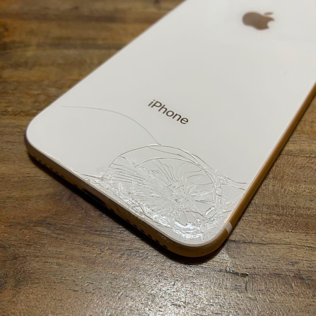 iPhone8 64GB SIMフリー 画面割れナシ 背面下部にクラック有り - メルカリ