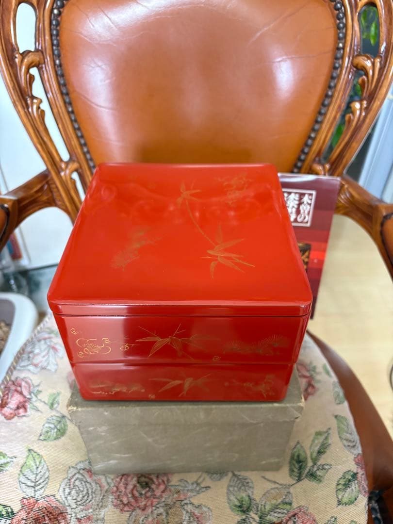 未使用に近い　木曽檜漆重箱　朱色の重箱 金色の模様 未使用に近い 木曽檜漆重箱 朱色の重箱 金色の模様