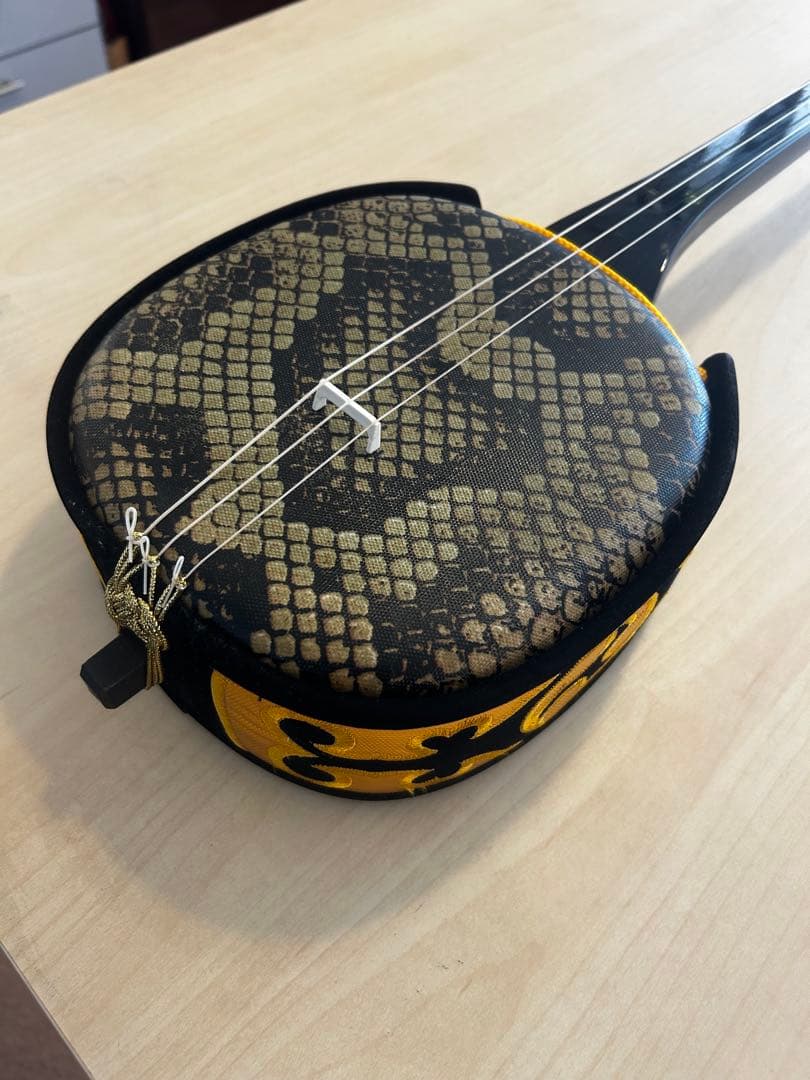 美品】沖縄三線 人工皮 初心者 和楽器 民謡 三味線 送料込み - メルカリ