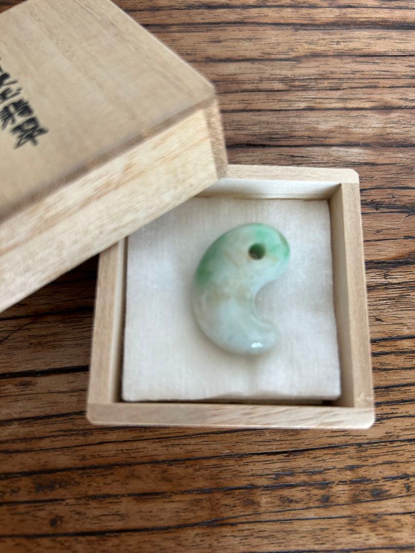 糸魚川翡翠 勾玉 糸魚川コン沢翡翠♢ 水色ミニ勾玉ビアス 勾玉／青色