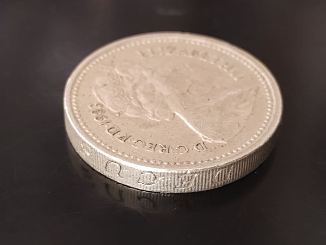 11983年 イギリス 1ポンド 硬貨　通常＆エラー　セット　エリザベスⅡ 1ポンド コイン 1983 硬貨 激レア エラーCoin エリザベス2世 - メルカリ