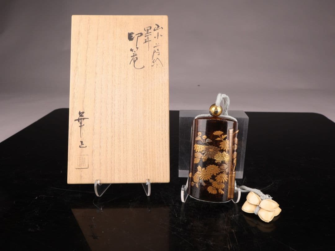 K1120 印籠 【吉田華正作】 秋草文 金銀象嵌 螺鈿 共箱 傷有＃＝ 志】K1120 印籠 吉田華正作 秋草文 金銀象嵌 螺鈿 六段 細密細工