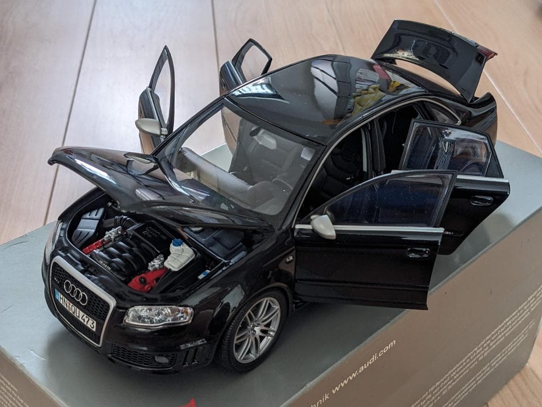 AUDI RS4 ミニカー モデルカー 1/18 1:18 MINICHAMPS