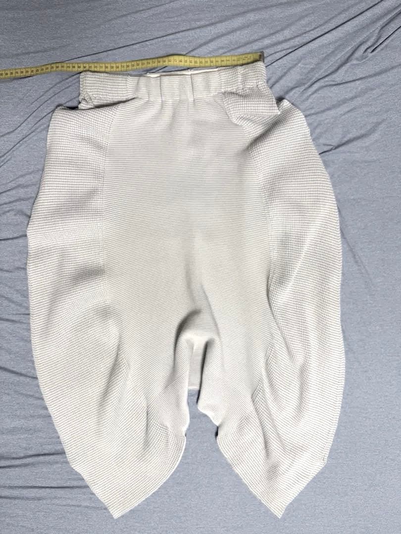 【ISSEY MIYAKE】パンツ Fサイズ 白系グレー ストレッチ素材