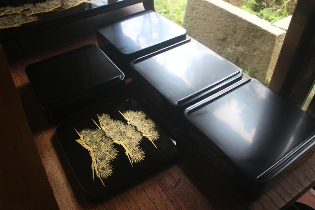 デッドストック！上質黒漆に極上松沈金の映える輪島塗の屠蘇器重箱揃い（検お重