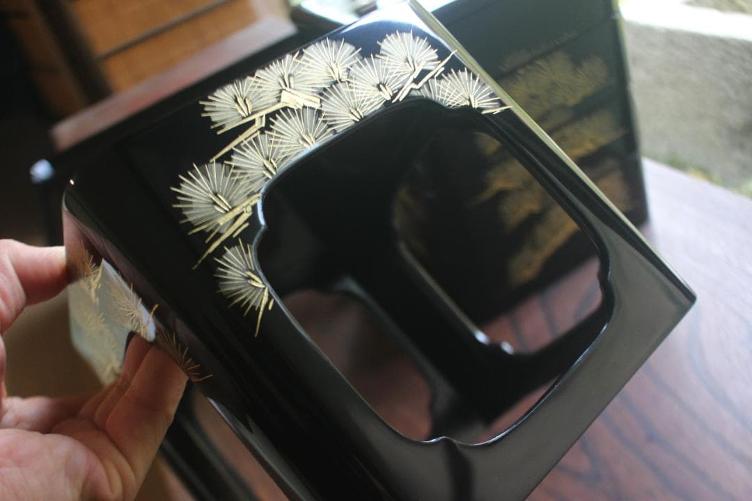 デッドストック！上質黒漆に極上松沈金の映える輪島塗の屠蘇器重箱揃い（検お重