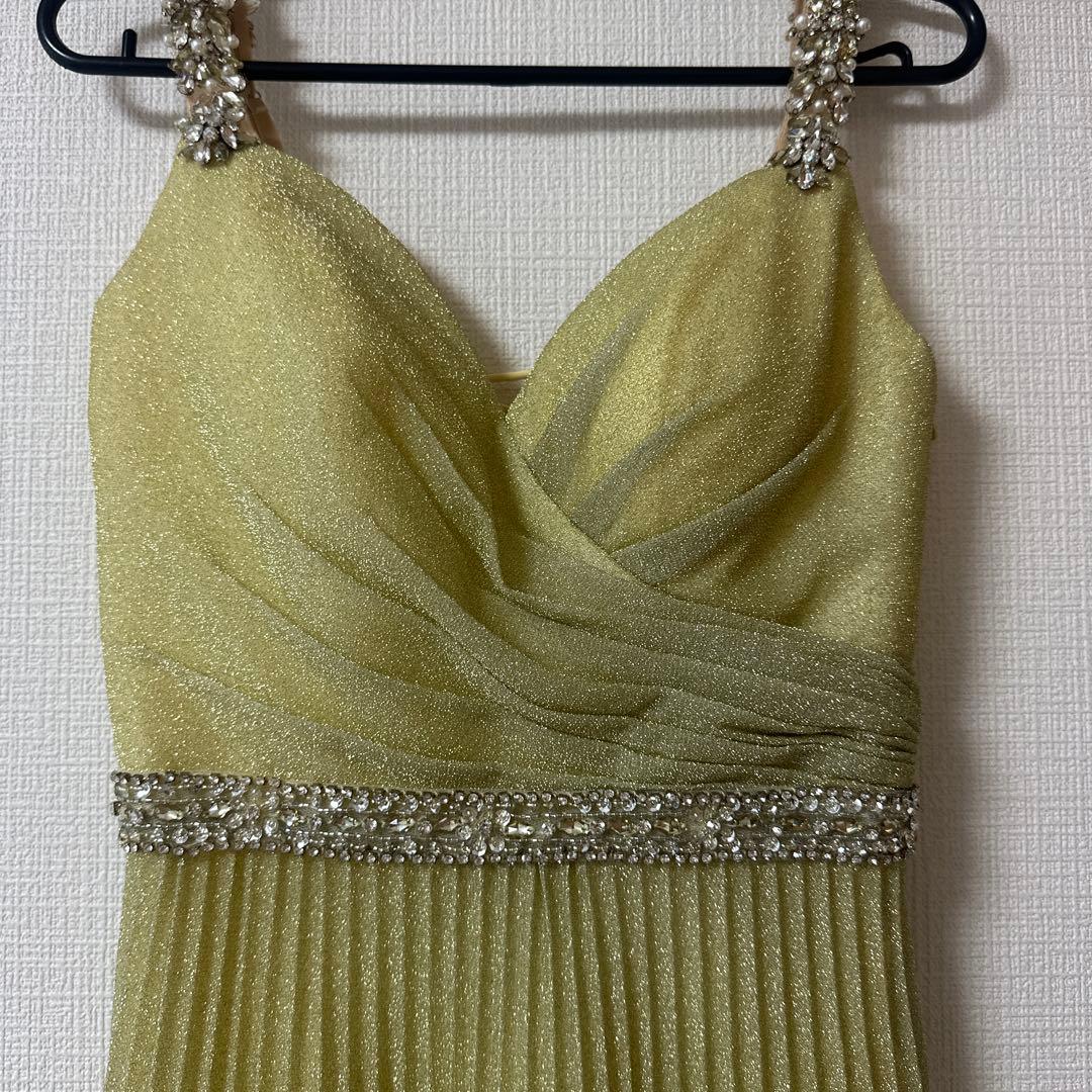 キラキラがかわいいライトグリーンがかったイエロー カラードレス