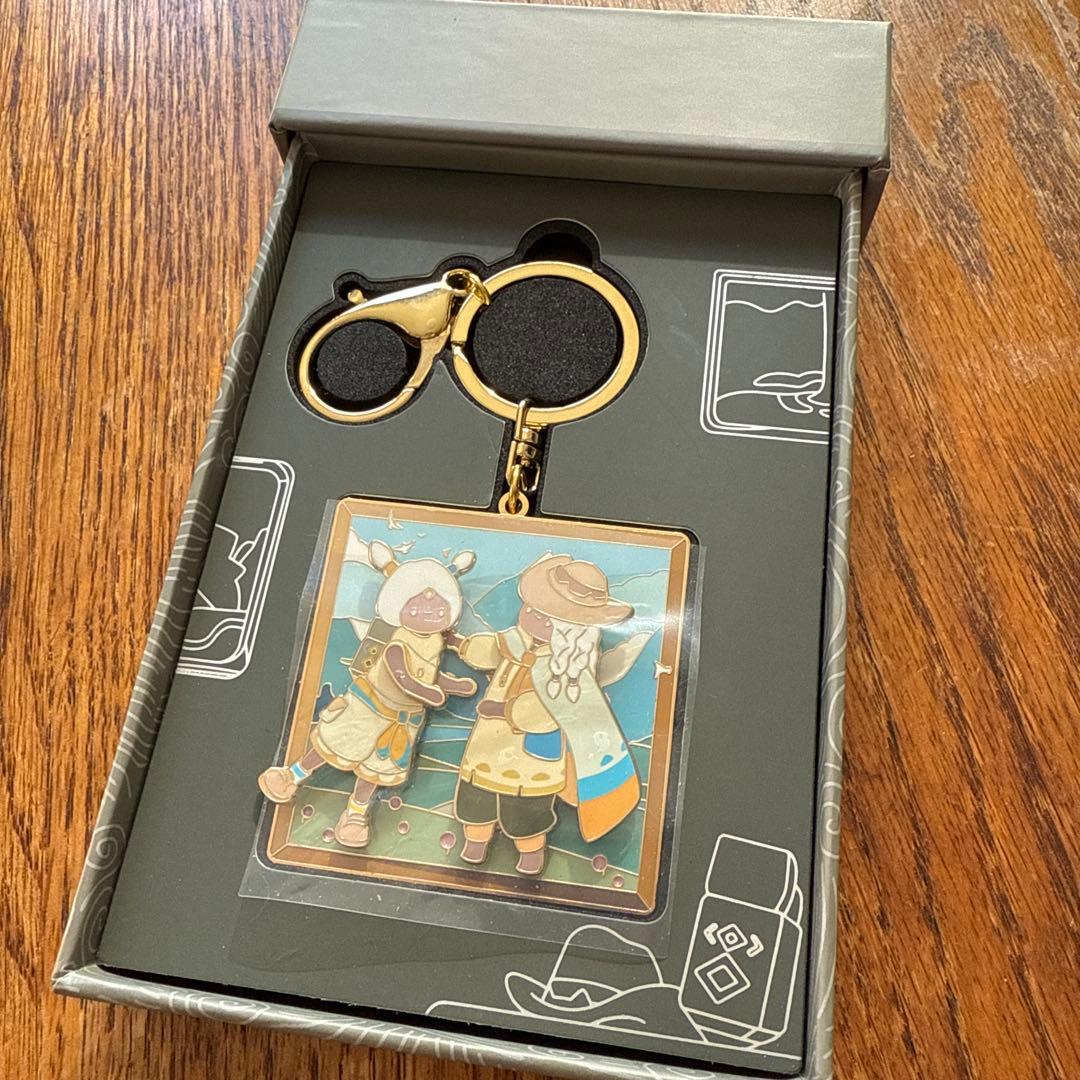 sky 星を紡ぐ子供たち　キーホルダー 瞬きの肩組み　ピンバッチ