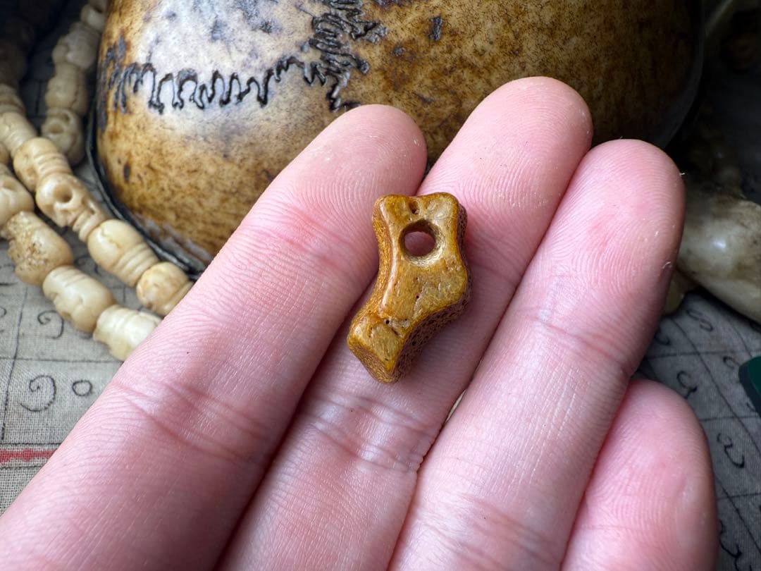 チベットアンティーク　カパーラ　骨片　呪物 チベットアンティーク カパーラ 骨片 呪物 - メルカリ