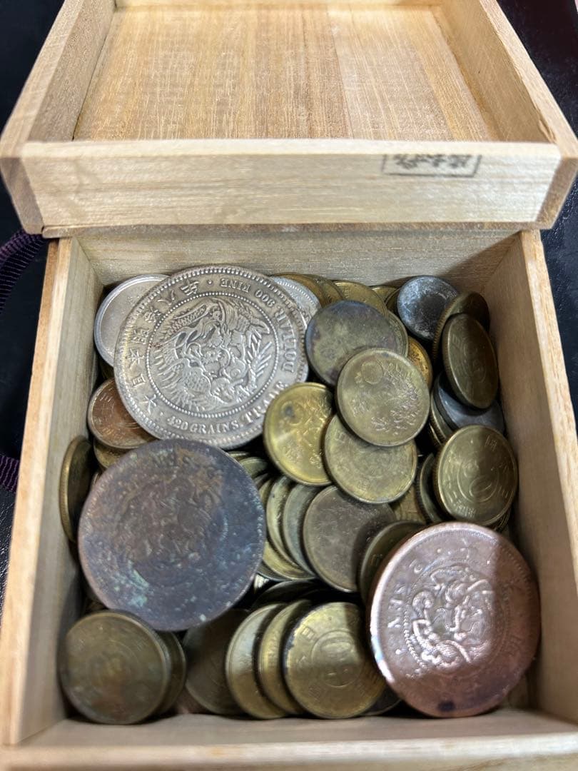 雑銭 桐箱入り 一圓銀貨 一銭 二銭十銭穴銭 アンティーク B - メルカリ