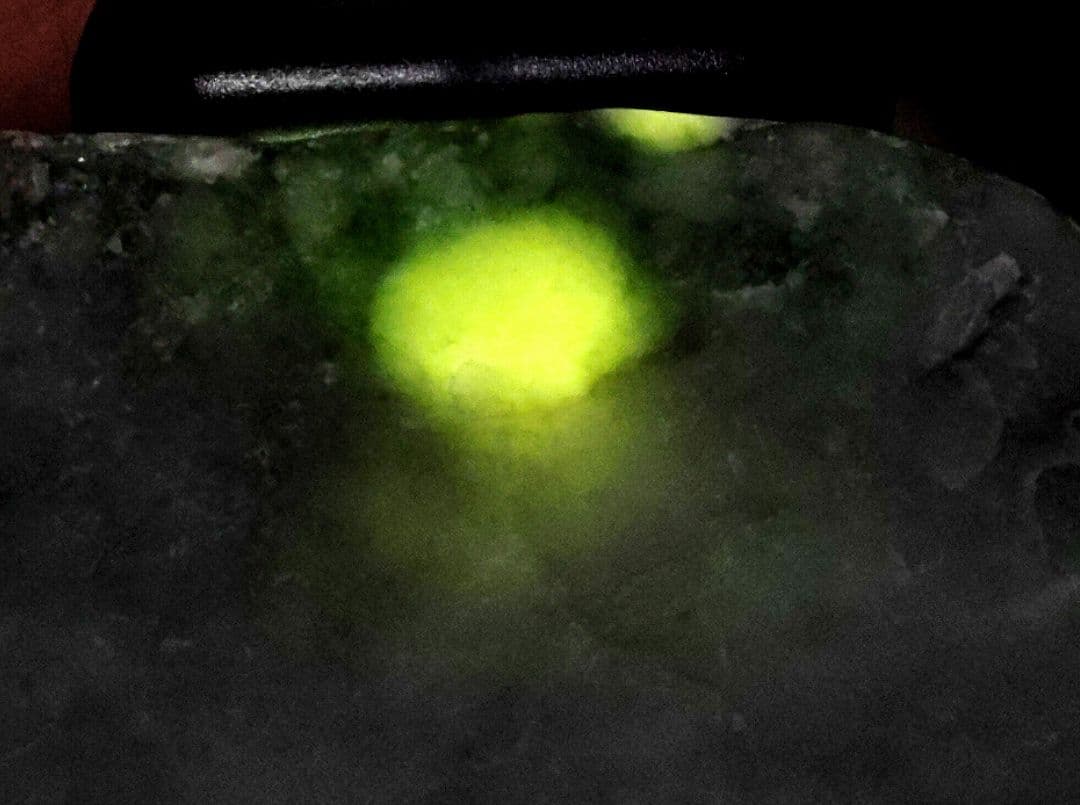 ☆翡翠原石☆糸魚川硬玉【小滝・川ズレ・ミロナイト翡翠】