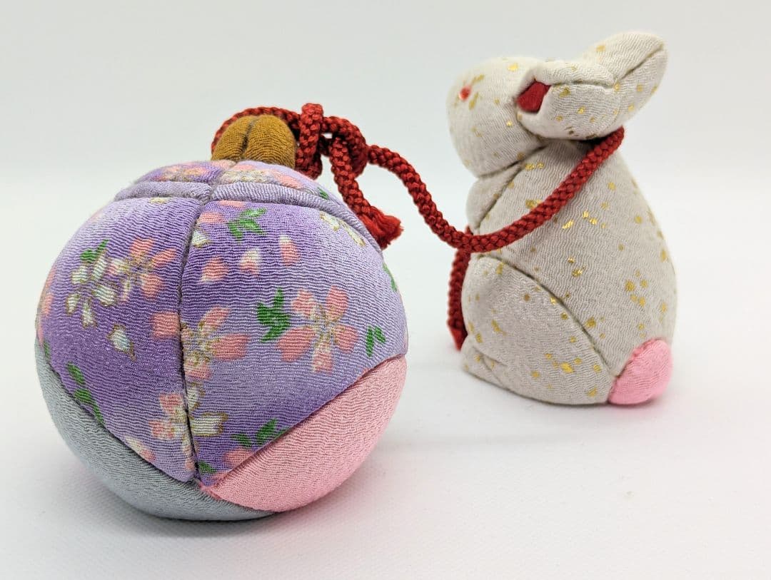 うさぎの木目込み人形　小島孝司　鈴を引っ張る兎