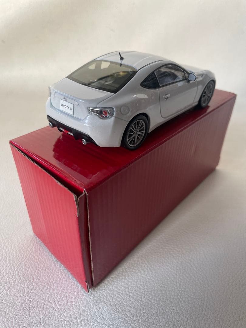 トヨタ 86 色見本 ミニカー 1/30 ①37J サテンホワイトパール 非売品