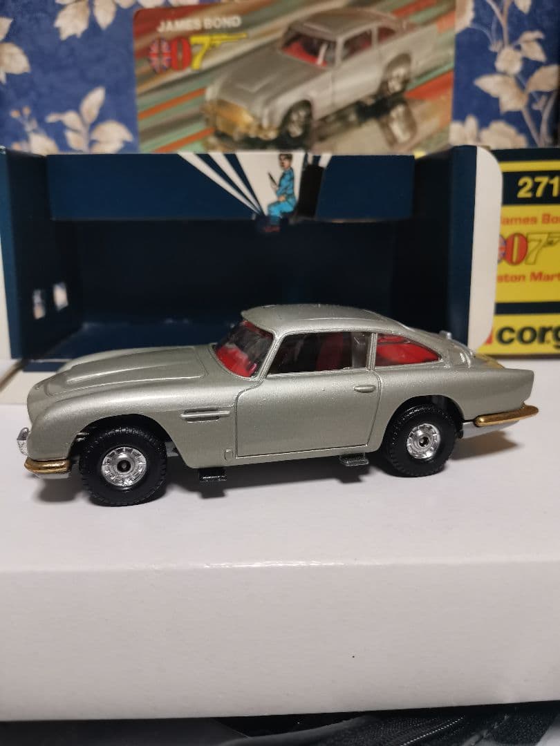 CORGI　007 アストンマーティン　ミニカー