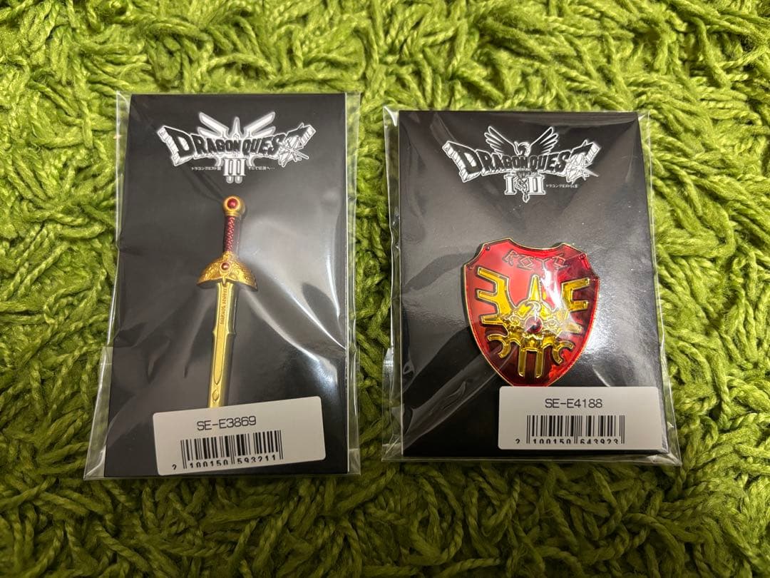 ドラゴンクエストIII•I&II ロトの剣•盾（赤）ピンズセット 【非売品